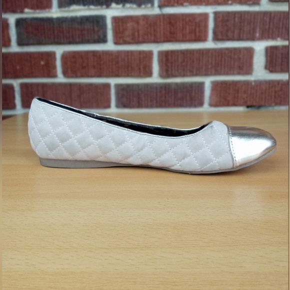 Steve Madden 'Bellaa' Quilted Nubuck Ballet Flats in Blush/Gold Sz. 6 - Picture 3 of 8